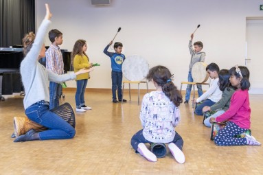 Kinder üben Rhythmen im Musikalischen Grundunterricht