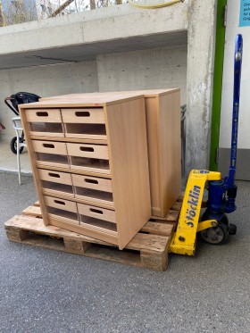 Neue Möbel werden in die Kita transportiert