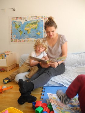 Mutter mit Kind am Lesen