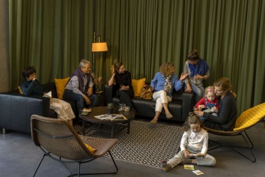 Bild Familien auf Sofa