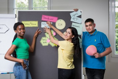 Symbolbild für JOB PLUS Unternehmen mit drei Jugendlichen vor einem Flipchart. Die Jugendlichen setzen sich mit Themen der Berufswelt auseinander. © 2022, daniel kunz, www.daniekunzphoto.com