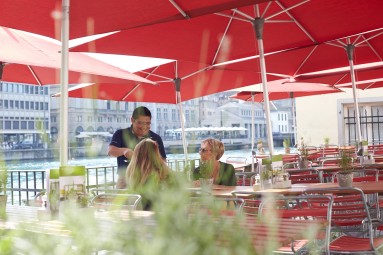 Bild von Terrasse des Restaurant Schipfe 16 auf dem Kellner Bestellung aufnimmt.