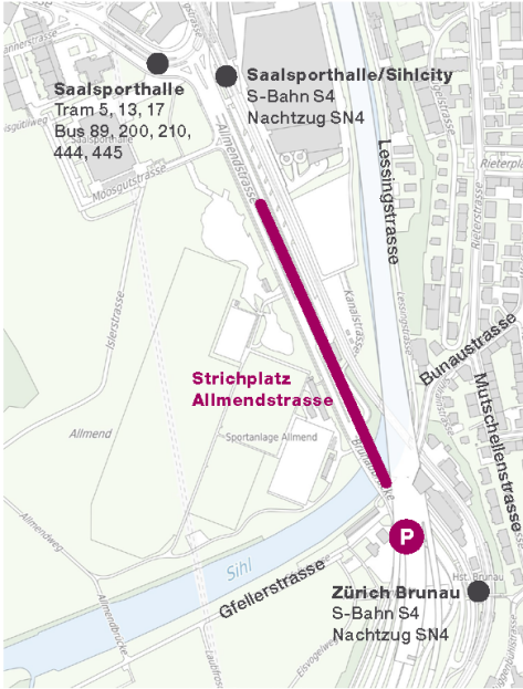 Kartenauschnitt von Zürich mit eingezeichneter Strichzone Allmendstrasse. Herausgehoben mit Punkten sind die Saalsporthalle, das Sihlcity sowie die Station Brunau mit jeweiliger Angabe der Trams und Busse, die dort verkehren. Weiter mit P markiert der Parkplatz bei der Brunau.