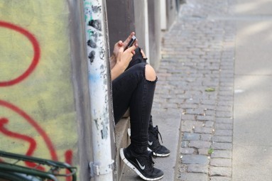 Jugendliche am Smartphone