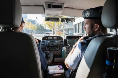 Lächelnde Polizistin schaut in die Kamera.