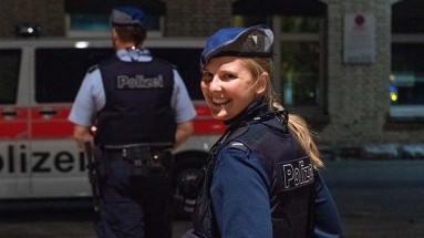 Lächelnde Polizistin schaut in die Kamera.