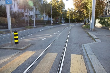 Ab der Haltestelle «Laubiweg» bis zur Rothstrasse wird der Autoverkehr auf dem Tramgleis geführt.