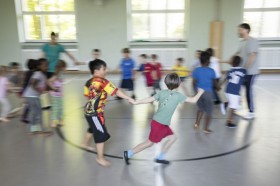 Kindergartenkinder rennen im Kreis