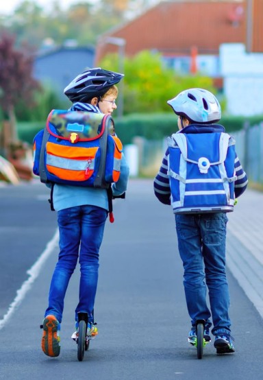 zwei Kinder auf dem Schulweg