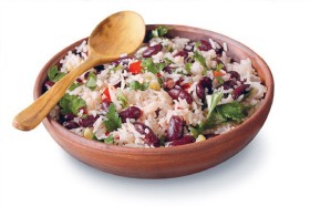 Reis und schwarze Bohnen, ergänzt mit Rührei oder weissem Käse, wenig Avocado oder einer gebratenen Kochbanane