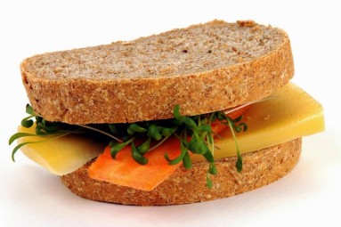 Sandwich mit Käse und Gemüse