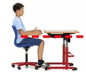Jugendlicher in der optimalen Sitzposition am Schreibtisch