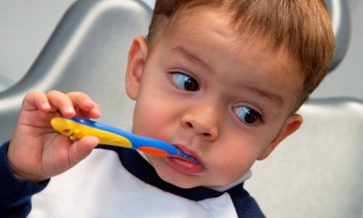 Kleiner Junge putzt seine Zähne