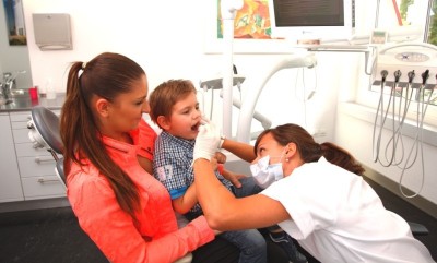 Mutter mit ihrem Kind bei einer Zahnkontrolle