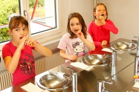 Kinder beim Zähneputzen mit fluorhaltiger Zahnpasta