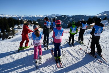 Bernhard Russi mit Skikindern