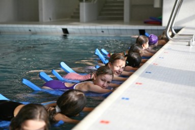 Kinder im Schwimmunterricht
