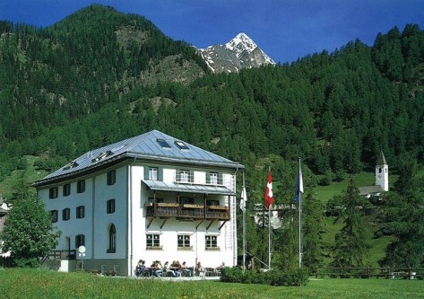 Das Gruppenhaus «Plans» in Lavin im Kanton Graubuenden