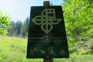 Tafel mit Verhaltensregeln im Naturschutzgebiet.