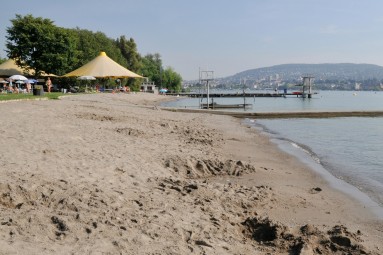 Auf der linken Seite des Bildes sieht man den Sandstrand im Uferbereich.