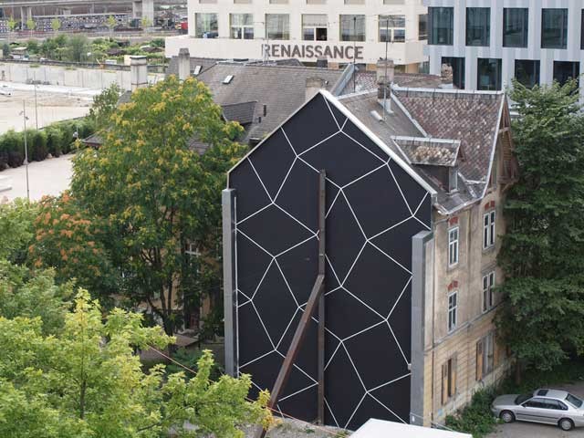 Temporäres Kunstwerk an Brandmauer in Zürich-West