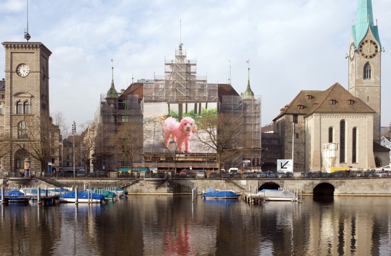 Stadthausfassade mit Megaposter der Fassade in Lebkuchen gebaut