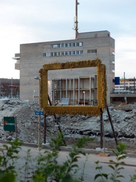 Goldrahmen vor Gebäude gehängt