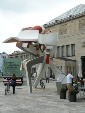 Skulptur vor Fassade Kunsthaus
