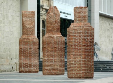 Erinnerungen ans Industriezeitalter beim Escher-Wyss-Platz: Backsteinskulpturen in Form von  Akku-Schraubenzieher-Aufsätzen des kubanischen Künstlerduos Los Carpinteros.