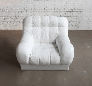 Weiss und (un)bequem: Sofa aus weissem Marmor von Ai Weiwei am Paradeplatz.