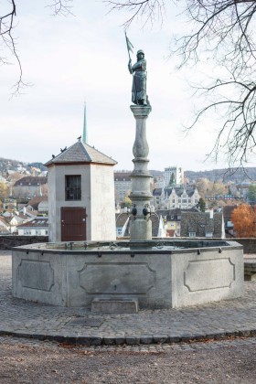 Gustav Siber, Brunnenfigur «Die tapferen Zürcherinnen von 1292», 1912, beim Lindenhof 4, Zürich.