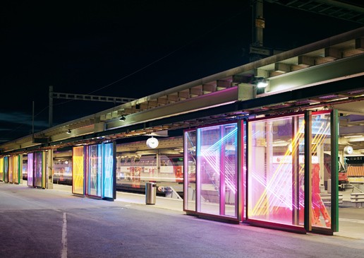 Leuchtende Grenze: Kerim Seilers Neon-Installation markiert den Übergang zwischen HB und Europaallee.