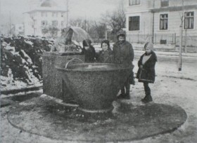 Historische Aufnahme des «Fröschen-Brunnens» um 1933. Foto: Foto Welti, Altstetten