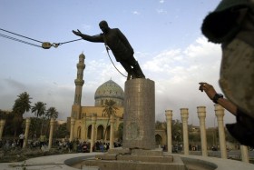 Zielscheibe Denkmal: Sturz einer Saddam-Hussein-Statue auf dem Firods Square in Baghdad im Jahr 2003. © KEYSTONE-SDA/ AP Photo/Jerome Delay