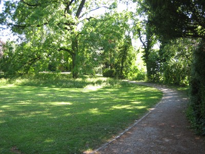 Beckenhof. Ehemaliger Landsitz, mit Bäumen und Hecken umfasste Grünfläche.