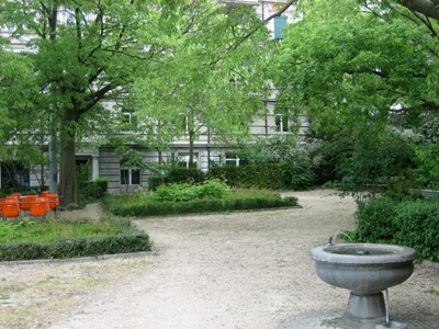 Rigiplatz Nord. Kleinpark mit Einzelbäumen, Hecken und Rabatten, wasserdurchlässiger Belag.