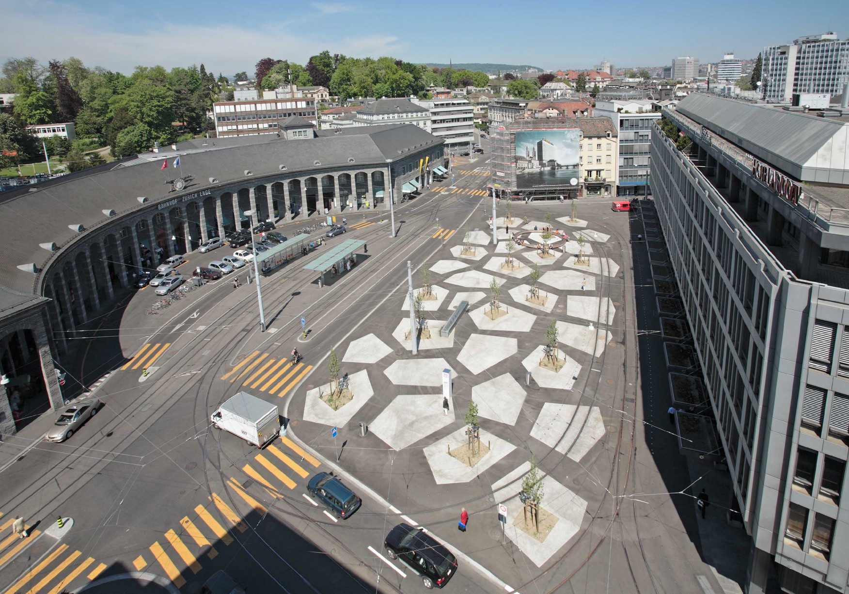 Tessinerplatz Bahnhof Enge. Tramwendeschlaufe in angrenzenden Platz integriert. (Foto: Beat Bühler)