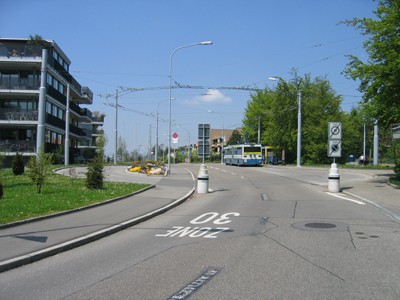 Witikon (Kienastenwies). Wendeschlaufe auf durchgehender Strasse.