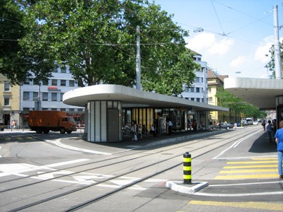 Limmatplatz. Tram auf Knoten und Bus auf Knotenarmen.