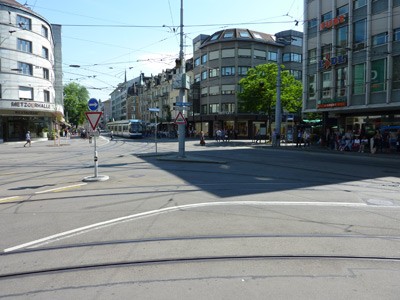 Albert-Näf-Platz (Sternen Oerlikon). Tram und Bus auf verschiedenen Knotenarmen.