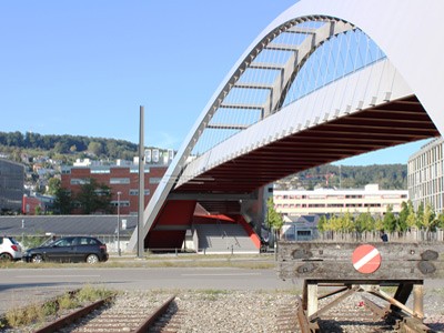 Gleisbogen Zürich-West. Brücke über Hauptverkehrsachse. 