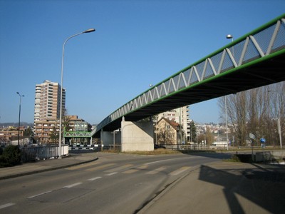 Grünau. Fachwerkbrücke aus Stahl über Autobahn A1.
