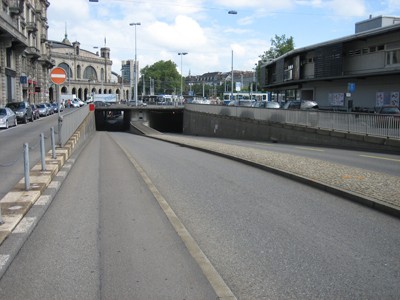 Bahnhofquai. Wichtige Unterführung des Bahnhofplatzes für den motorisierten Individualverkehr und Velofahrende, Ebene –1.