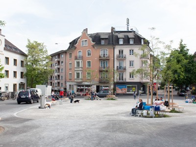 Röschibachplatz. Quartierplatz mit chaussierter Fläche und niedrigen Randabschlüssen. (Foto: Dirk Podbielski)