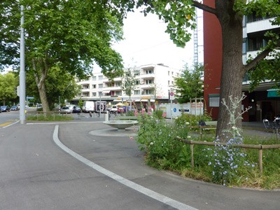Birmensdorfer-/Gutstrasse. Platzfläche mit Brunnen und Sitzgelegenheiten.
