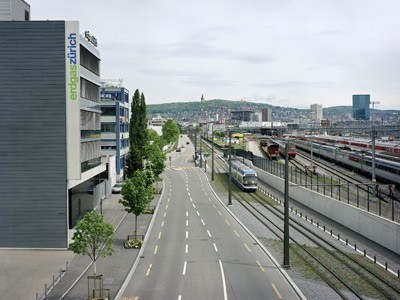 Tram Zürich West. Freie Strecke mit teilbegrüntem Trassee und Baumreihe. (Fotografin: Andrea Helbling) 