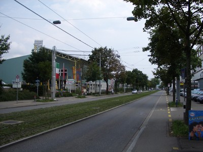 Badenerstrasse. Freie Strecke mit Tram auf breitem Grüntrassee und Allee.