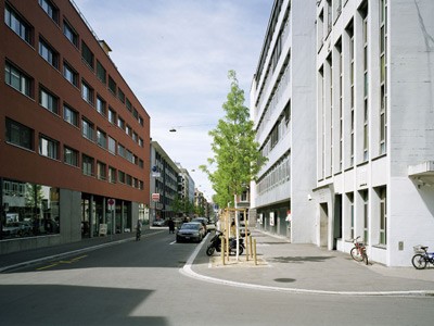 Weststrasse. Freie Strecke mit Parkierung und Baumreihe. (Fotografin: Andrea Helbling)
