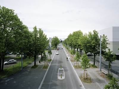 Bullingerstrasse. Fahrbahn mit Mittelinsel als Querungshilfe. (Fotografin: Andrea Helbling)