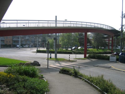 Bucheggplatz. Knoten mit drei Ebenen – Passerelle, Fahrbahn, Unterführung – und parkartigen Bereichen.
